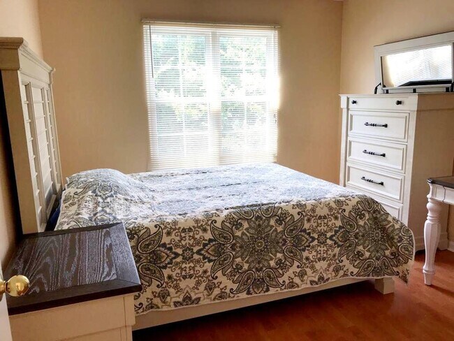 Building Photo - 950 Sweetflower Dr