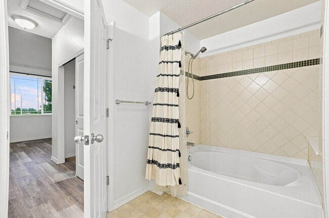 Building Photo - 804 Summer Hawk Dr