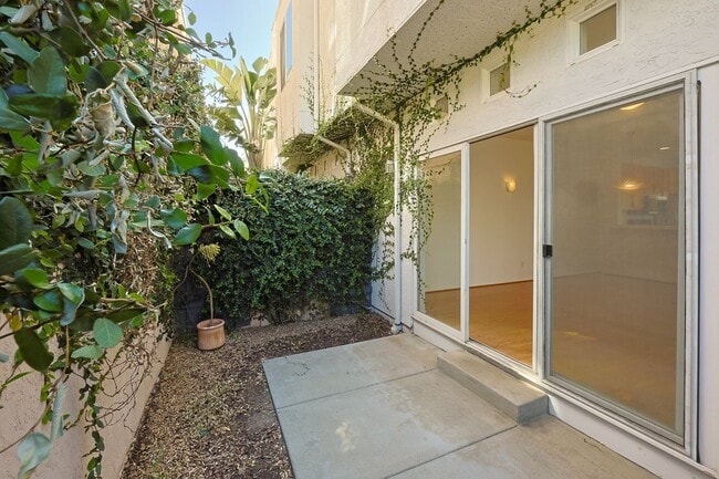Building Photo - 2 Bed / 2.5 Bath Condo – Walk to Balboa Park!