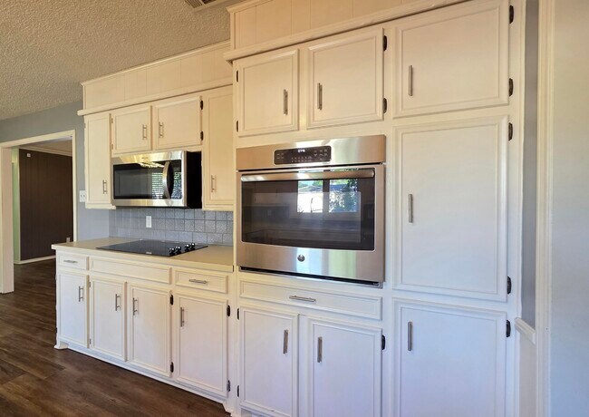 Building Photo - 8604 Jordan Dr