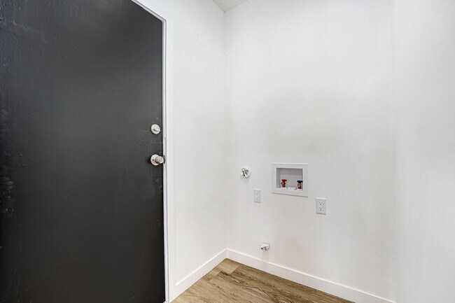 Building Photo - Newly Remodeled 1 Bedroom / 1 Bath in the Heart of Hollywood