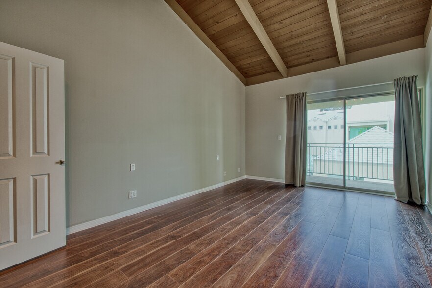 Building Photo - 14101 Dickens St