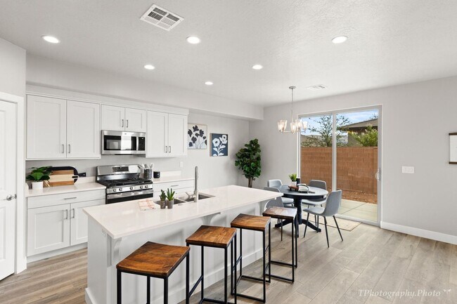 Building Photo - Stunning 4-Bedroom Home!