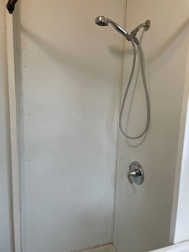 Building Photo - Newly Updated 1 Bedroom 1 Bathroom-Upstair...