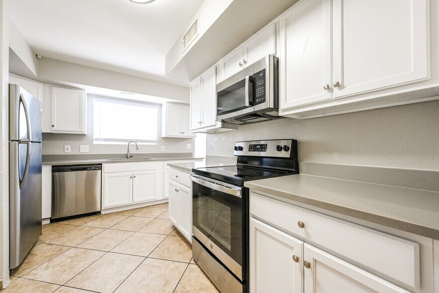 Building Photo - 4467 W Yorkshire Dr