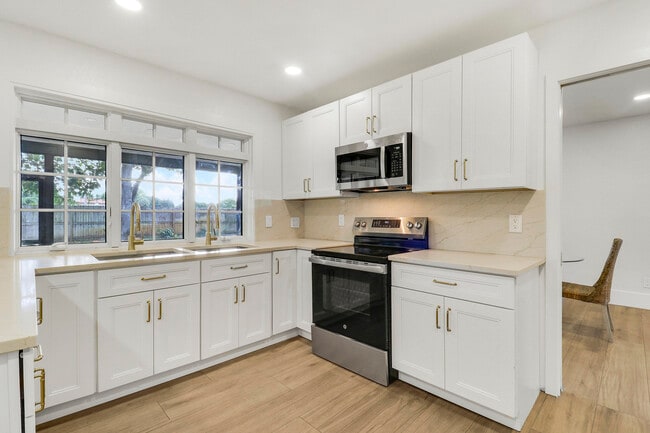 Building Photo - 1009 Alamanda Dr