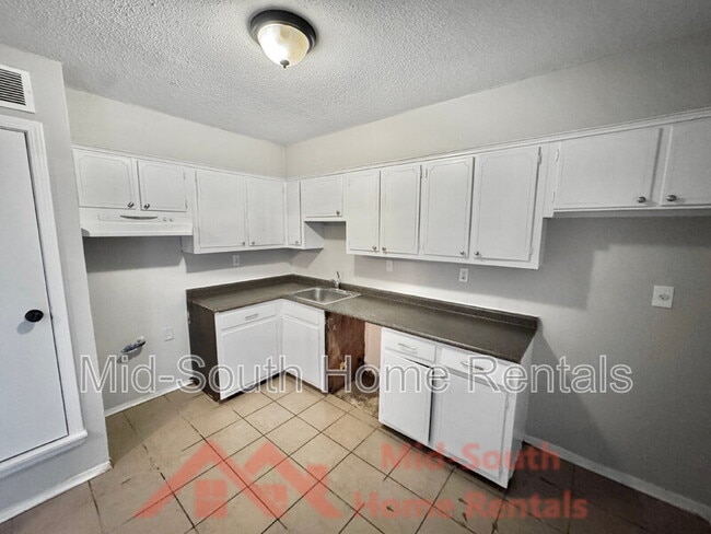 Building Photo - 1742 E Holmes Rd