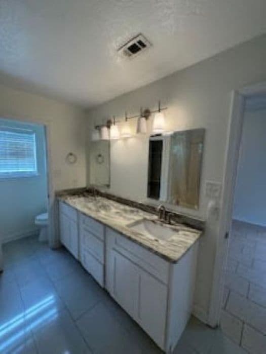 Primary bath - 10713 Plummer Cir