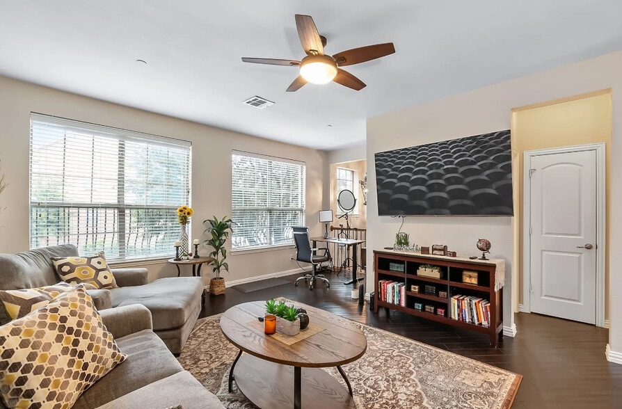 Building Photo - Room in Townhome on Chase Ln