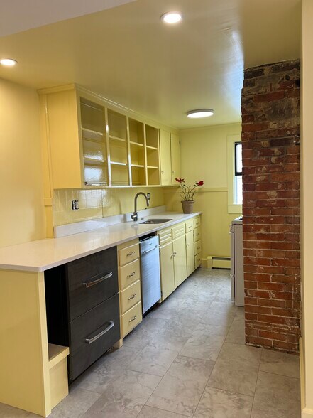 Building Photo - 31 Pleasant St