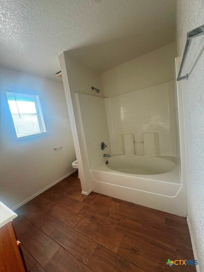 Building Photo - 3804 Captain Dr