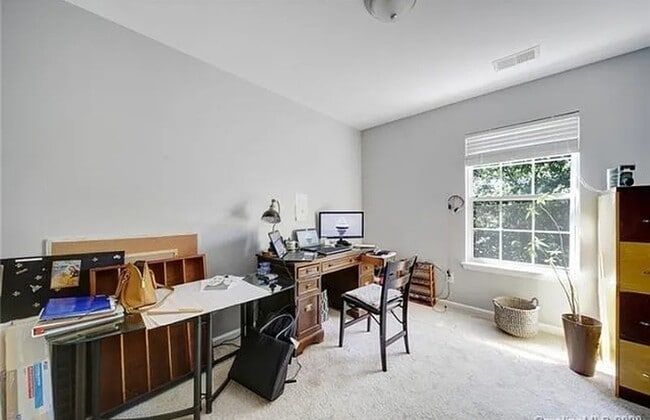 Building Photo - Townhome