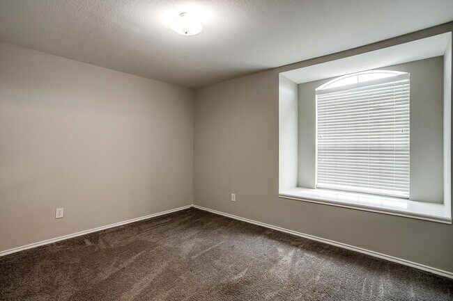 Building Photo - Large 4 Bedroom 3.5 Bathroom- Eagle Mounta...