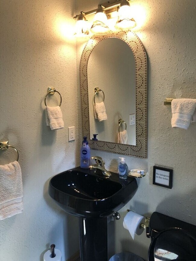 Building Photo - House on Finley Point Fully Furnished