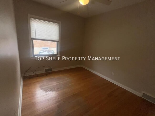 Building Photo - 4812 Lakeview Dr