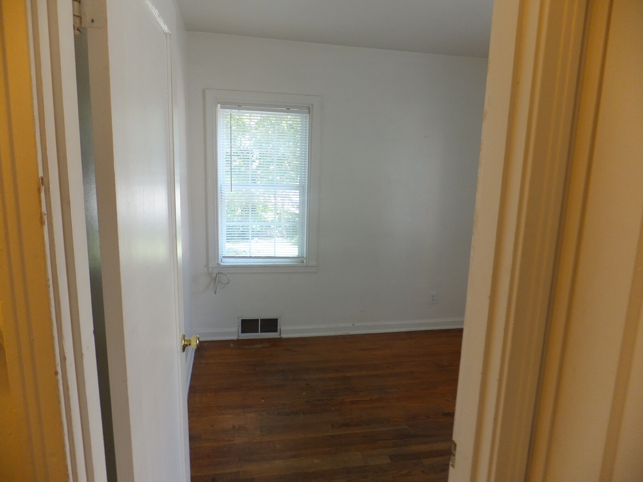 main floor rear bedroom - 905 Ashland Rd