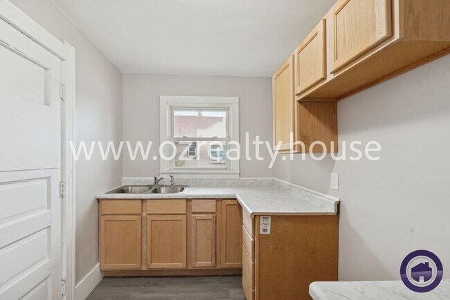 Building Photo - 3241 Cherry St