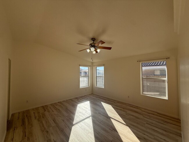 Building Photo - 3 Bedroom 2 Bathroom Duplex