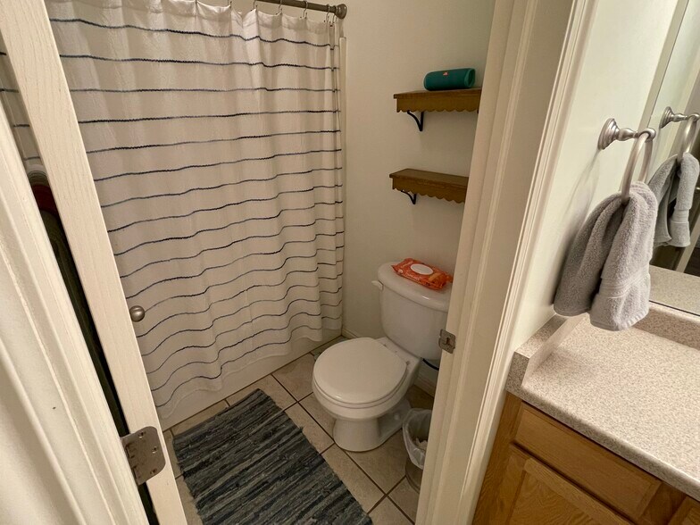 Back Bathroom B - 1969 N Canyon Rd