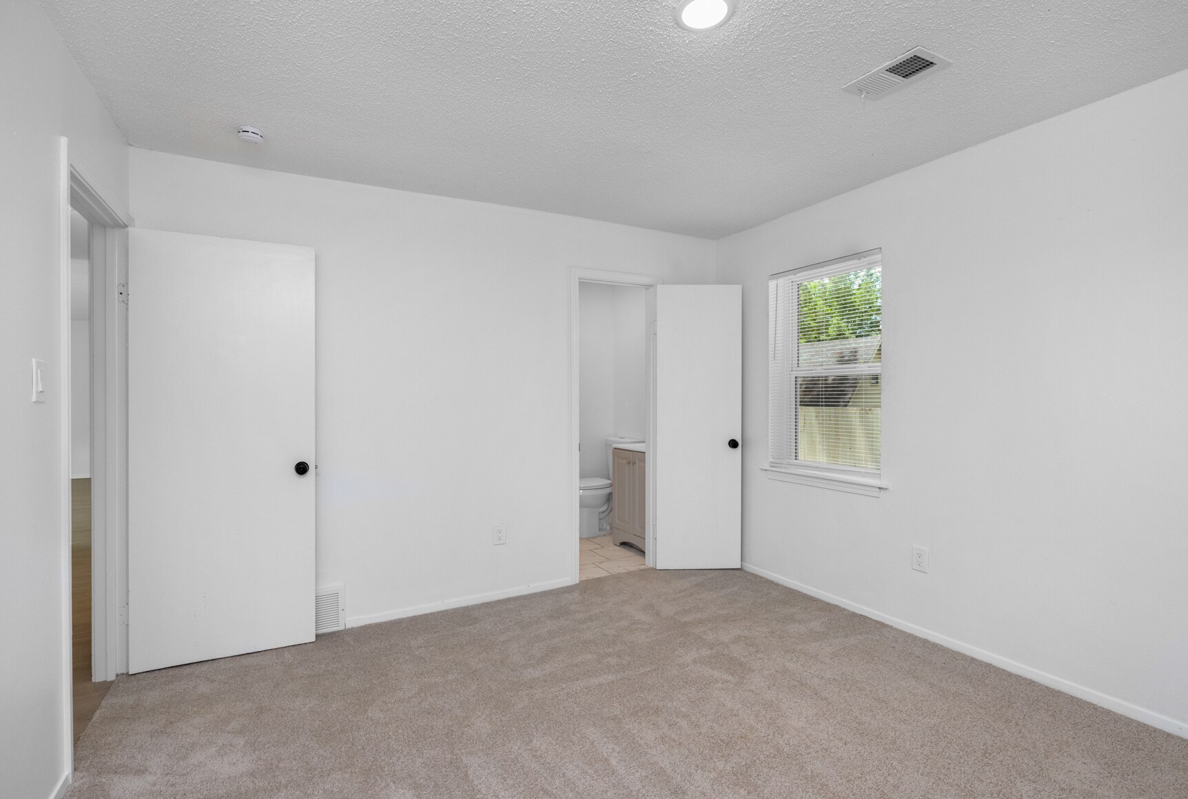 Building Photo - 5340 Lakeview Cv