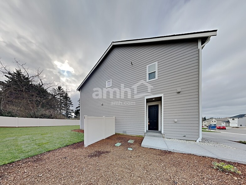 Building Photo - 1708 194th St E
