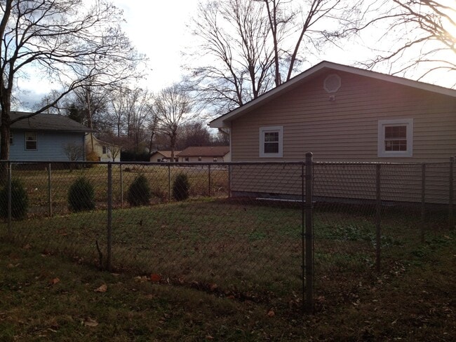 Building Photo - 610 Martin St