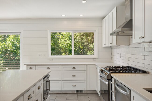 Building Photo - 10003 Crestridge Dr