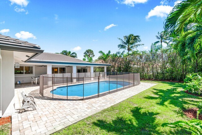 Building Photo - 2367 Queen Palm Rd