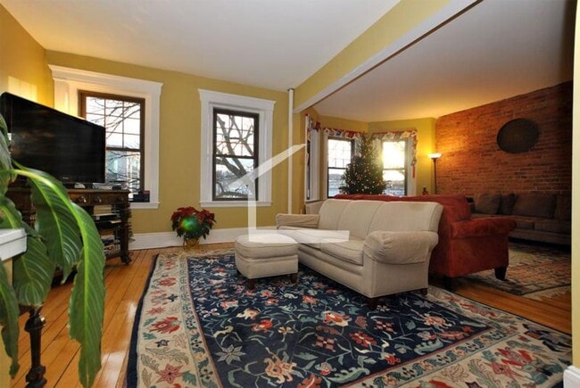 Building Photo - Fantastic Packards Corner Apt (No Undergrads, sorry!) w Laundry in Unit!  Exposed Brick, Ht and H...