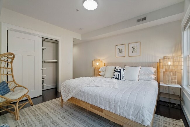 Building Photo - Bright One Bedroom plus Den near Metro in ...