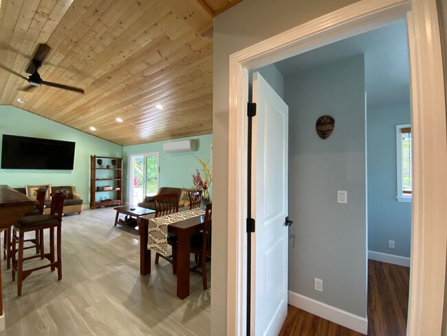 Building Photo - 3-Bed, 2-Bath Custom Furnished Home-Turn K...