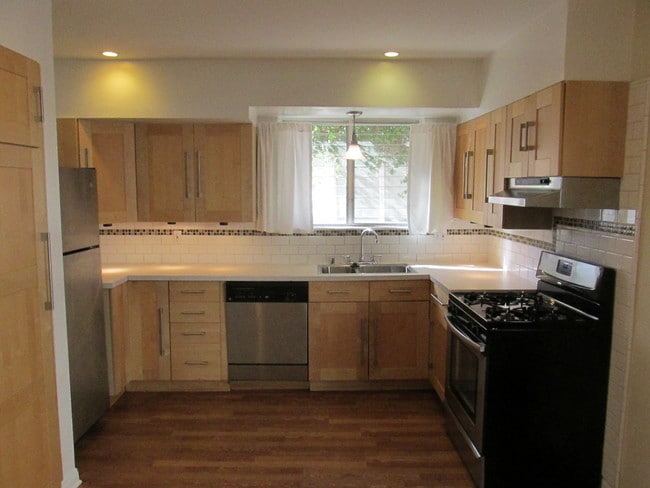 Kitchen - 920 Sanborn Ave