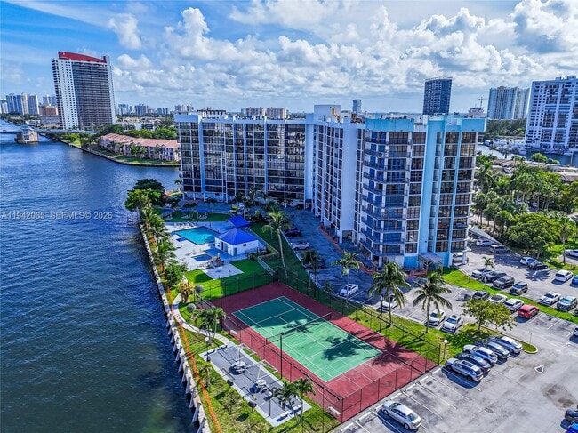 Building Photo - 200 Leslie Dr