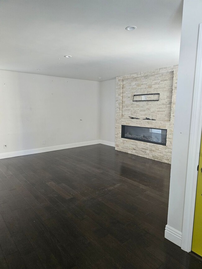 Building Photo - BAYVIEW BEAUTY - Renovated 2 Bed/2 Bath Un...