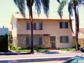 Building Photo - DOWNTOWN ONE BEDROOM CONDO IN GATED BUILDING