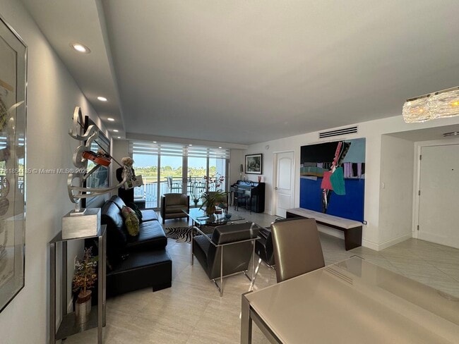 Building Photo - 9250 W Bay Harbor Dr