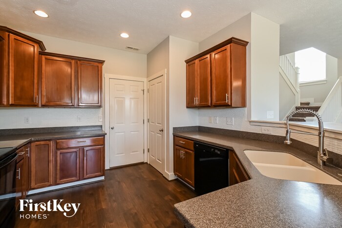 Building Photo - 607 Albermarle Dr