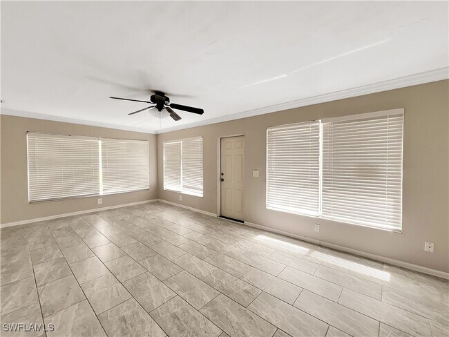 Building Photo - 2210 Parkview Dr