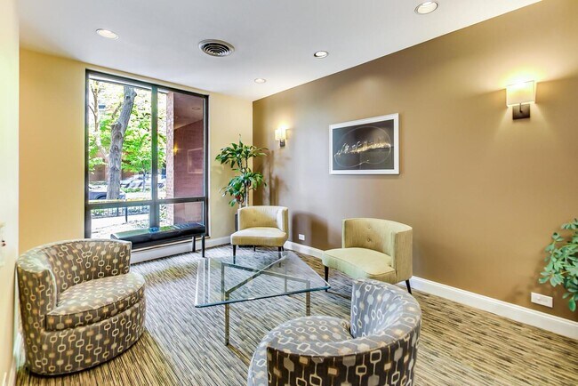 Building Photo - 901 S Plymouth Ct