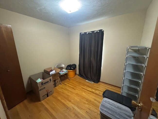 Building Photo - 3 +1 Bed, 1 Bath with attached garage