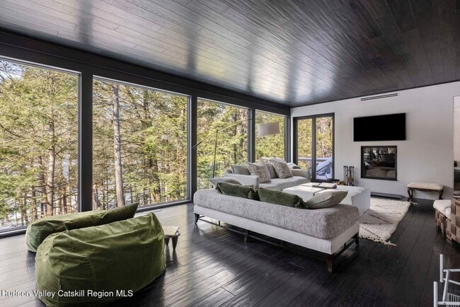 Building Photo - 70 Raybrook Dr