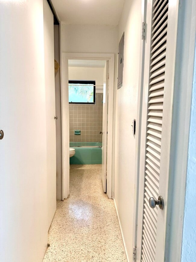 Building Photo - 1121 NE 16th Terrace