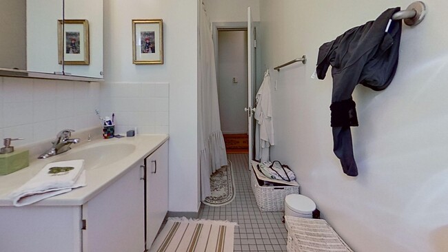 Building Photo - Extra Large Lakeview One Bedroom Includes ...