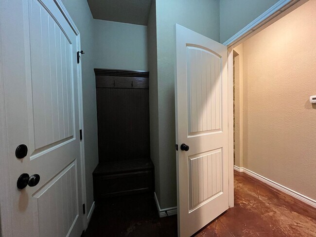 Building Photo - 3 Bedroom Single Family Home