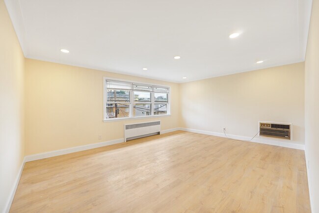 Building Photo - 114 E Edsall Ave