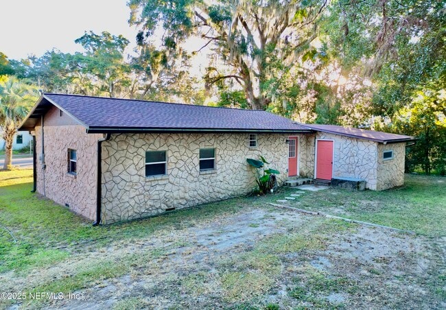 Building Photo - 18713 Charlotte Ave