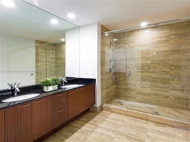 Building Photo - 15901 Collins Ave