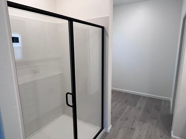 Building Photo - BEAUTIFUL NEWER HOME IN WEST ROSEVILLE!!