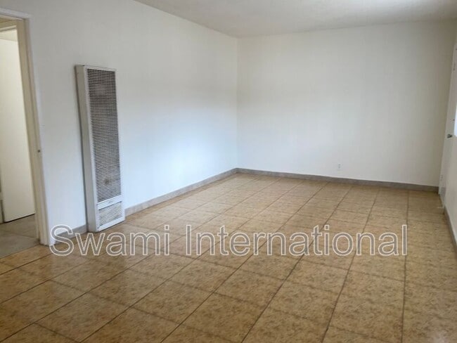 Building Photo - 629 W 82nd St