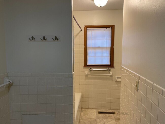 Building Photo - 5 Bedrooms, 2 Bath  House with Attached Garage